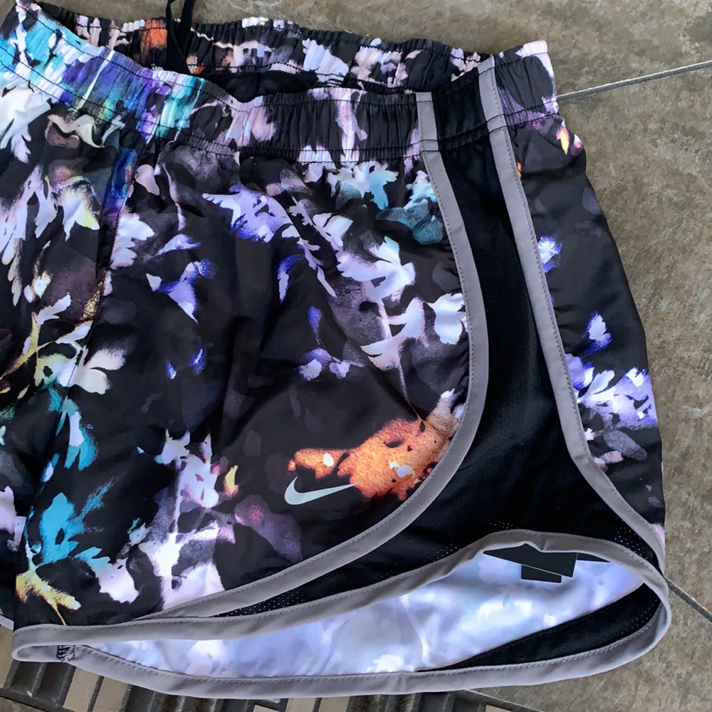 NIKE WOMENS RUNNING SHORTS - Picture 3 of 15